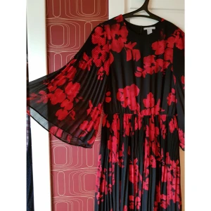  - Plisserad klänning med trumpetärm från H&M. Underbar klänning med fint "flow". Översta tyget är skirt och lite transparent. S/36 men passar troligen en mindre M/38 pga den lite lösa passformen. Stängs med knapp i ryggen. 