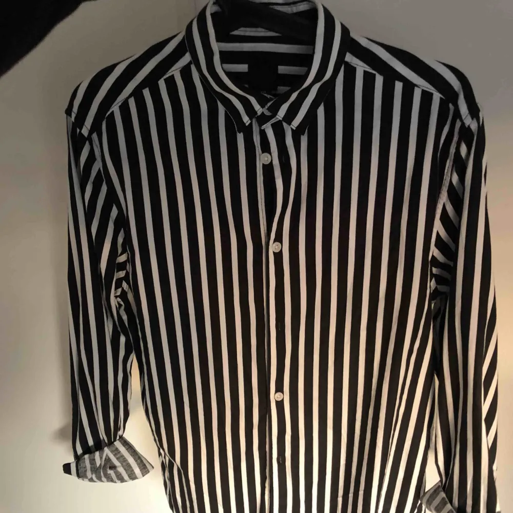 Snygg skjorta från H&M, knappt använd. Är i strl S men är oversized i storleken. 100 kr + frakt. Skjortor.