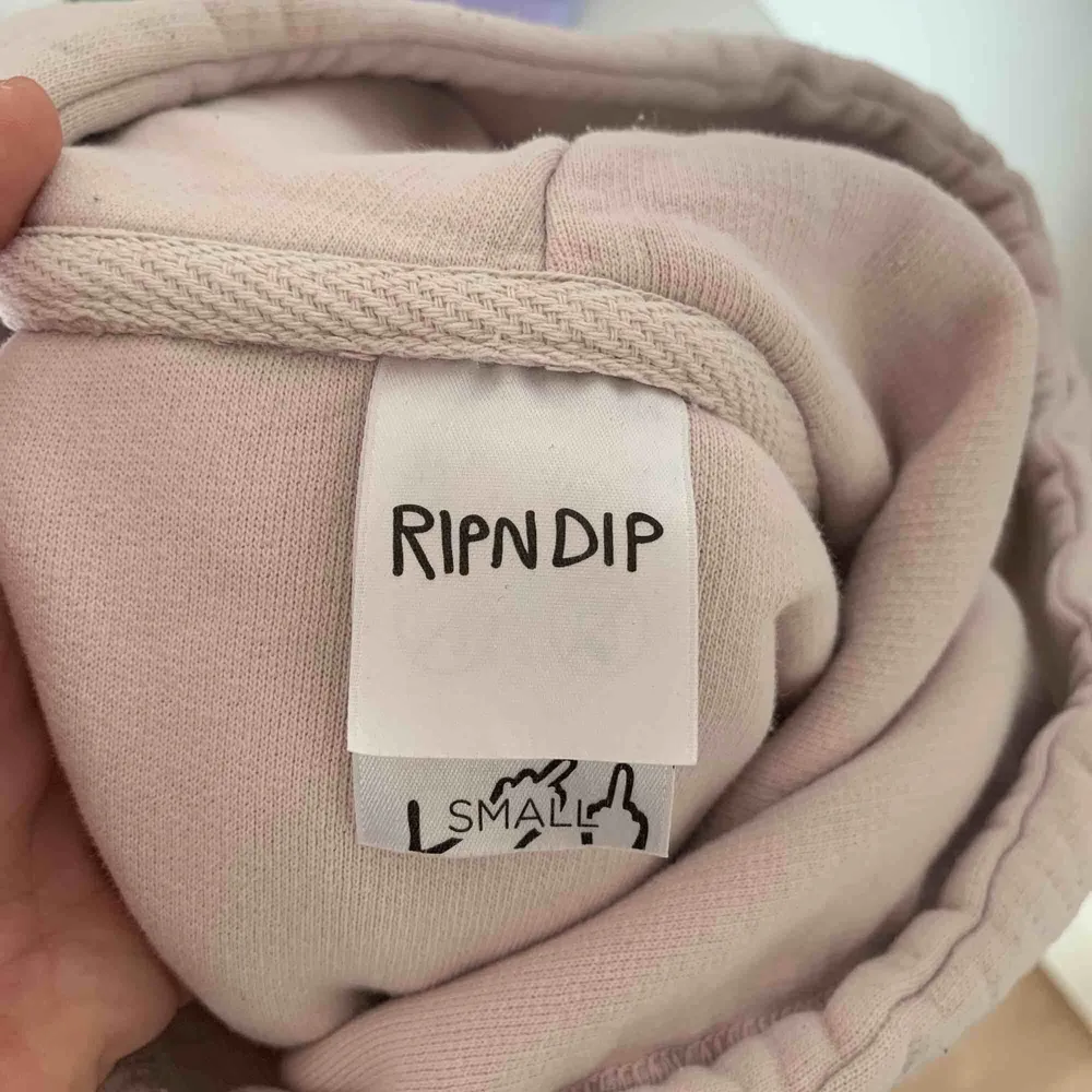En Frida Nermal hoodie ifrån Rip N Dip, använd max 4 gånger. Möts i Uppsala eller så står köparen för frakt🎀. Hoodies.
