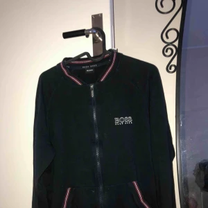  - Hugo boss hoodie i storlek M 
