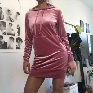  - Rosa jerseydress med hoodie i velour. Köpt från Boohoo. Aldrig använd!!!! 