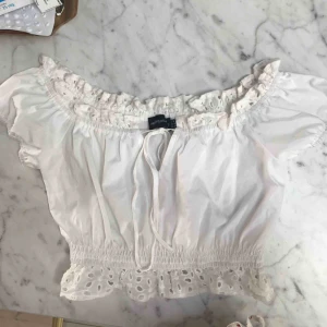  - Off shoulder topp från pretty little thing, aldrig använd 