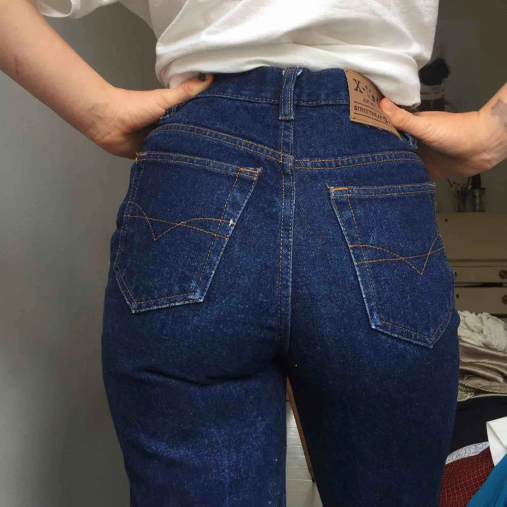 Snygga mörkblå raka jeans i bra material, 100% bomull. Säljer då jag använder dom allt för sällan! . Jeans & Byxor.