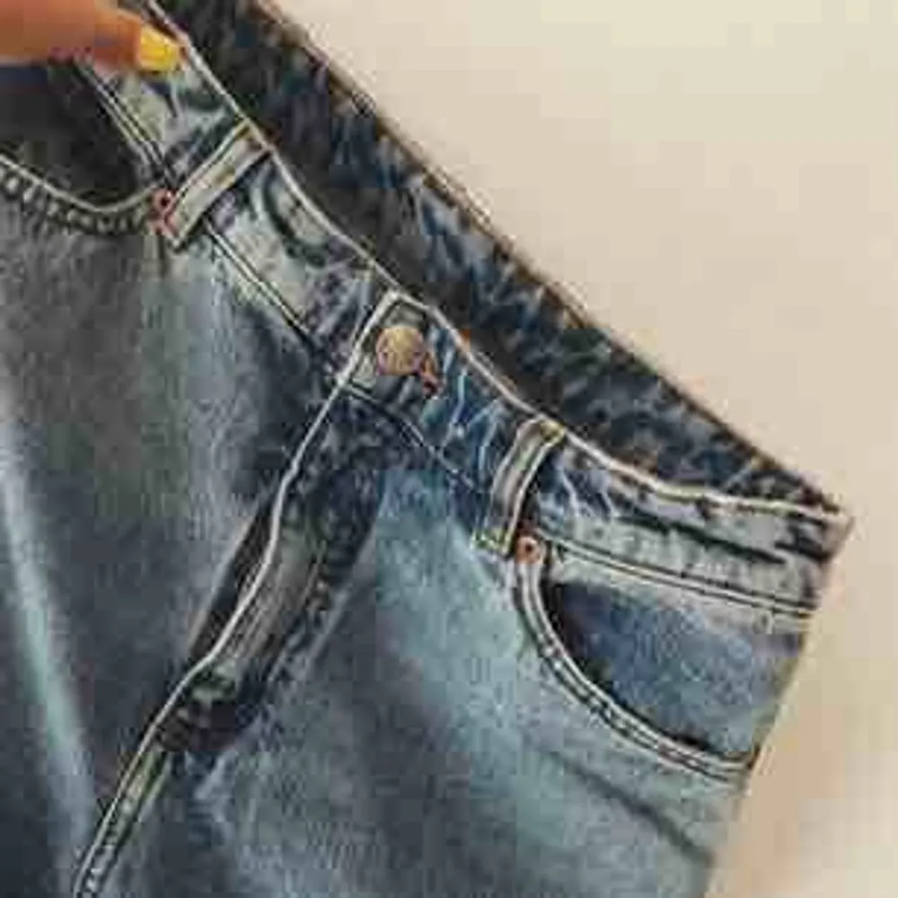 Nästintill oanvända kimomo jeans från monki!  Jag älskar både färgen och modellen, men dom har tyvärr blivit för stora för mig. Priset är prutbart vid snabb affär! Hör gärna av dig🌞. Jeans & Byxor.