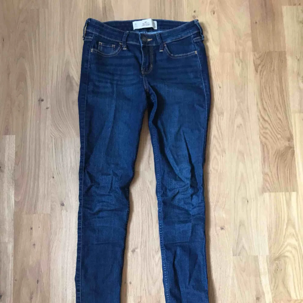 Mörka jeans från Hollister! Mycket måttligt använda, riktigt fint skick. . Jeans & Byxor.