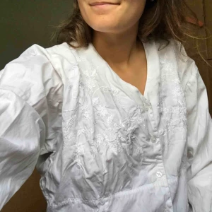  - Vit blus med broderi av okänt märke och okänd storlek hehe. Men den är ganska stor