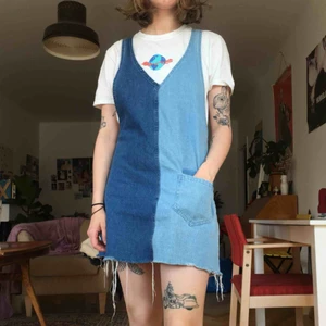 Jeansklänning - Jeansklänning som är sparsamt använd förra sommaren ✨