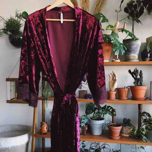 Kimono i lila sammet från Lindex, super skön och använd ca 2 gånger. Köparen står för frakt, kan eventuellt mötas upp i Stockholm också!