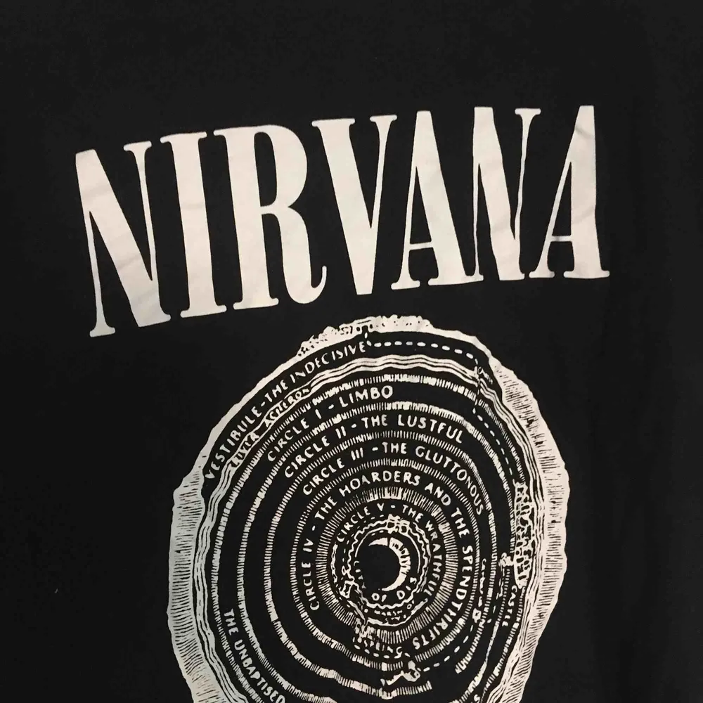 Nirvana tröja i storlek m, mycket bekväm och fint skick! . T-shirts.
