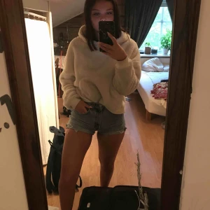  - Fin och skön hoddie i pälsmaterial