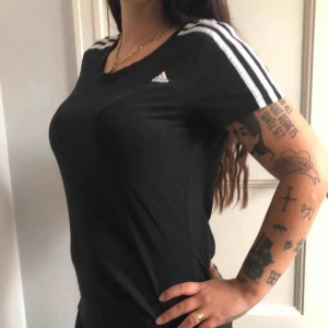  - En t-shirt från Adidas. Storlek medium/36-38, damstorlek. Skick: 7/10. Levereras nytvättad. Finnes på Södermalm, Stockholm. Kan postas men då står Du för frakten, (39kr). Mvh Marija & Nugget