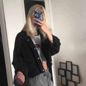  - Säljer min nya croppade jeans jacka från Chiquelle då den tyvärr är för stor för mig. Jackan är i fint skick endast testad. Nypris 600kr, säljer för 300kr. Köparen betalar frakten :)