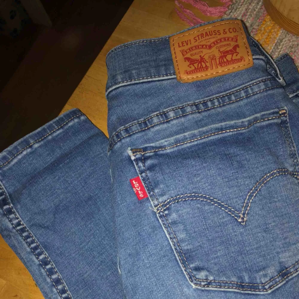 Tighta Levis jeans i fin blå färg. Köpta för 1100 säljer för 500+frakt. Jeans & Byxor.