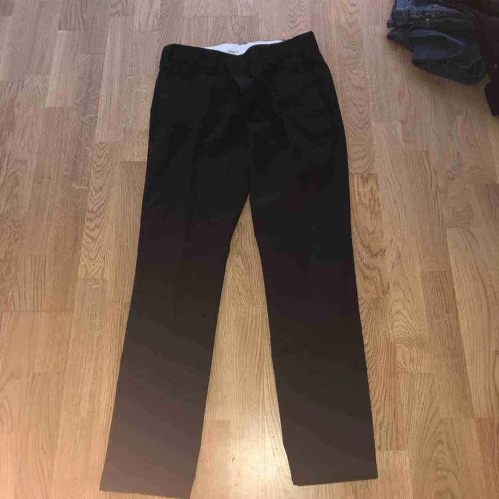 Snygga dickies byxor  Använda kanske 2 gånger  Köpte fel storlek. Jeans & Byxor.