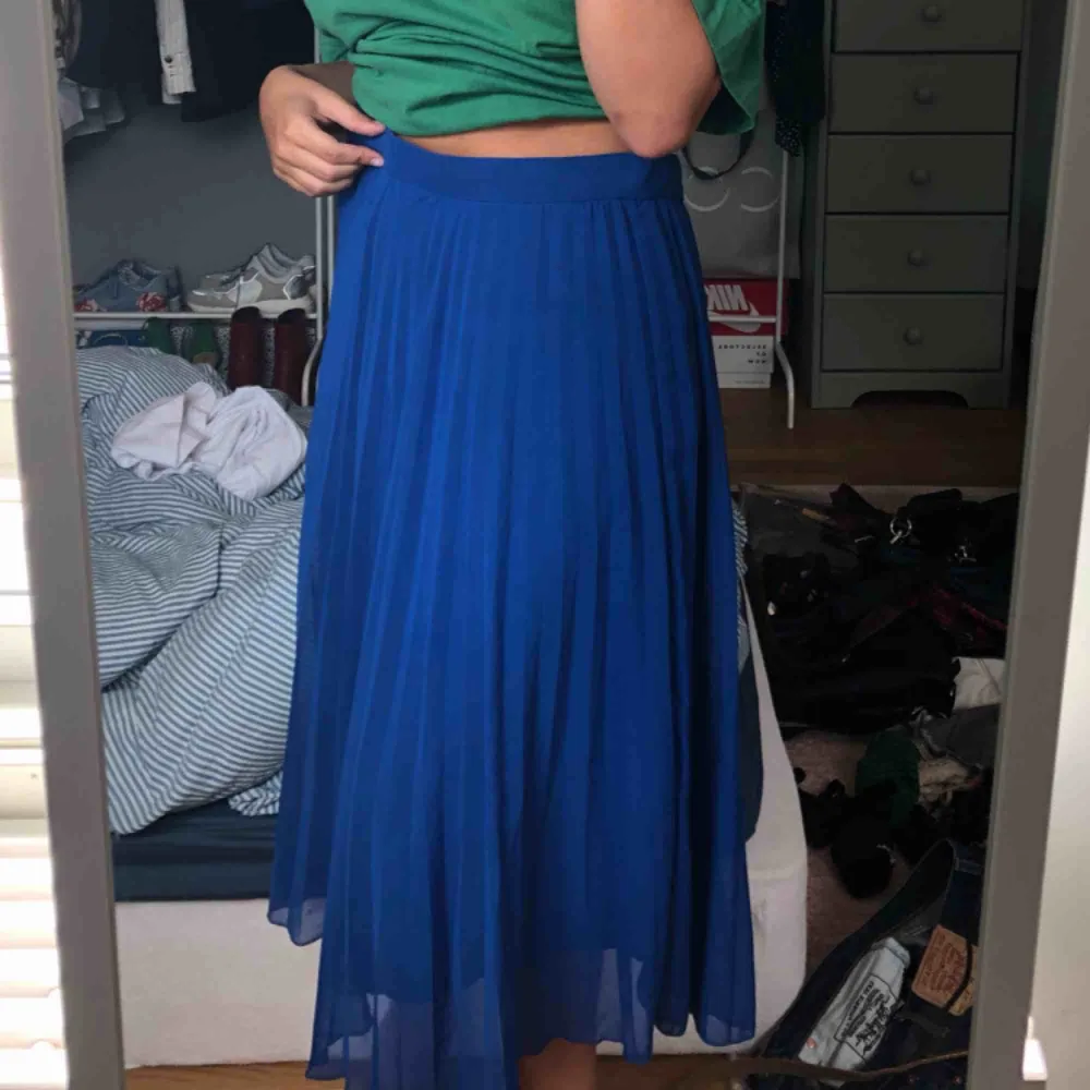 Plisserad blå kjol i storlek 34 från mango, säljer då den är alldeles för liten för mig :). Kjolar.