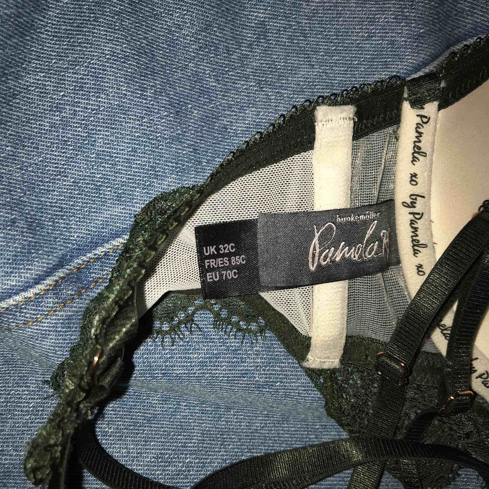 Snygg bh, lite push, från Hunkemöller. Aldrig haft på mig, dock saknas prislappen. Knäpps igen på framsidan, banden går i kors på baksidan. Kan mötas upp i Sthlm, frakt står köpare för. . Övrigt.