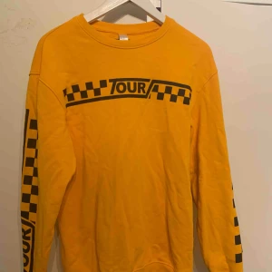  - Stor tröja så mer S än SX, mysig och orange/gul. 