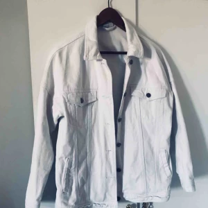  - Vit jeansjacka oversize. Från Zalando.