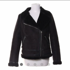  - Bikerjacka från Cubus. Pälsfodrad inuti. Storlek 38 men passar bättre en storlek S. Går att tvätta i tvättmaskin🌸