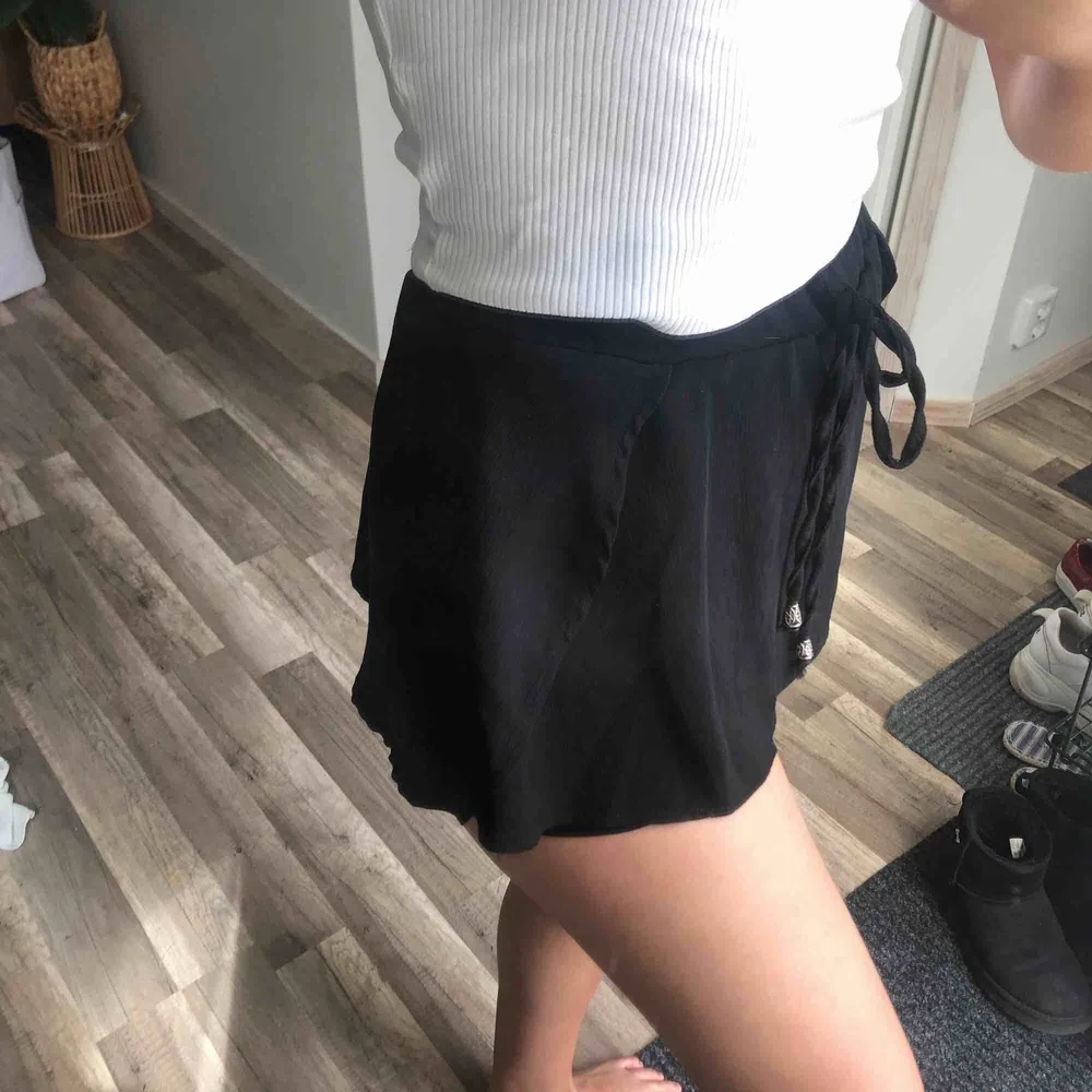 Perfekta shortsen som ser ut som en kjol, perfekt skick! 50 kr frakt. Shorts.