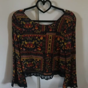  - Topp från H&M med trumpetärm. Köparen står för frakten 💕