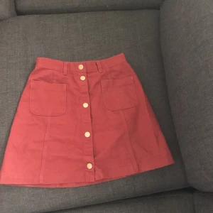  - Kjol i fint skick. Köparen står för frakt💕