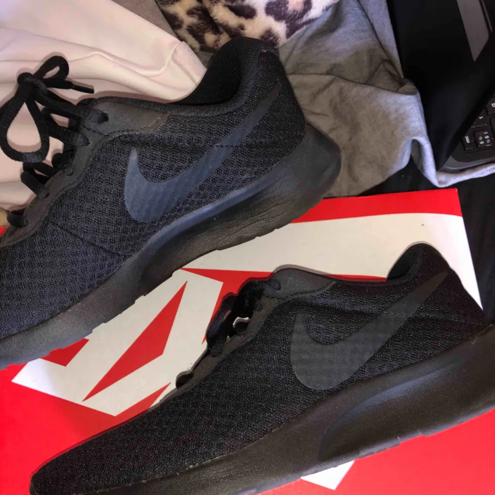 Helt nya Nike Tanjun skor, riktigt fina och helt sjukt sköna. Säljer då ja tyvärr inte tycker dem passar bra på mig (min stil). Köpt för 600kr säljes för 400kr + frakt (gratis frakt vid snabb affär)😊💘 ‼️endast swish‼️. Skor.