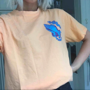  - Snygg orange tröja med coola tryck ifrån carlings! Bra skick. Kan fraktas mötas upp eller bytas.