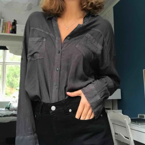  - Grå loose fit skjorta i skönt material. Supersnygg att ha öppen över en annan tröja!! Köpren står för frakt 🌸