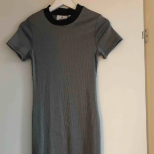  - Lång fin randig tajt klänning med en liten slit längst ned på benet från Cheap Monday 🖤