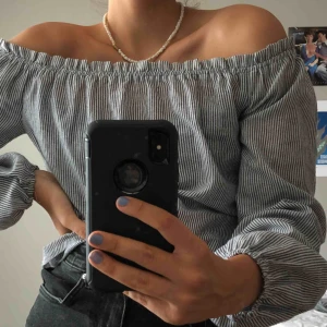  - Knappt använd blus från brandy Melville i tjockt och bra tyg!