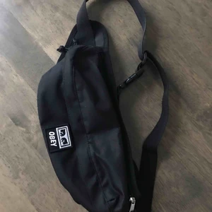  - Beknarväska från obey (oanvänd) ordpris 499kr 