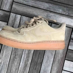  - Knappt använda Nike Air force, väldigt gott skick. Kan mötas i Gbg eller köpare står för frakt 