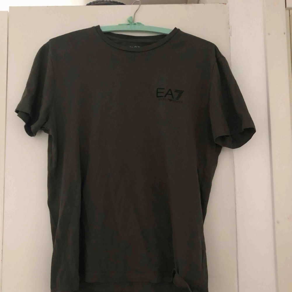 Säljer en skitsnygg EA7 t-shirt köpt från JD sports förra året som tyvärr inte kommer till användning, använd endast 2 gånger och är i bra skick det enda är bokstäverna på insidan har lossnat lite i tvätten (se andra bilden) köparen står för frakt . T-shirts.