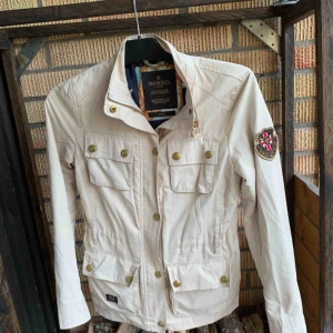  - Morris jacka stolek XS.  Går att posta men köparen står för den kostnaden annars kan jag möta upp i GBG! :)