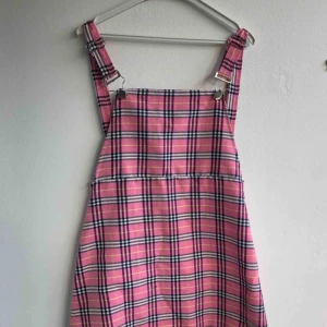  - Sjukt gullig hängselklänning med feta clueless vibbar! Köpt second hand men aldrig kommit till användning 💗💗