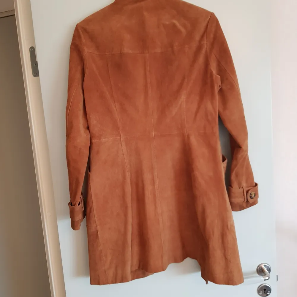 Suede coat, used moderately. Flattering model with marked waist. Bought for around 1000 sek, and im selling it only because i have more coats than i can use :)  Can meet up in uppsala or ship to other places, buyer pays for shipping.  . Jackor.