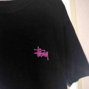 En assnygg stussy T-shirt som inte används längre. Den är använd max 5 gånger och är i princip som ny, just nu är det den som är villig att betala mest som får den då det är många intresserade💕