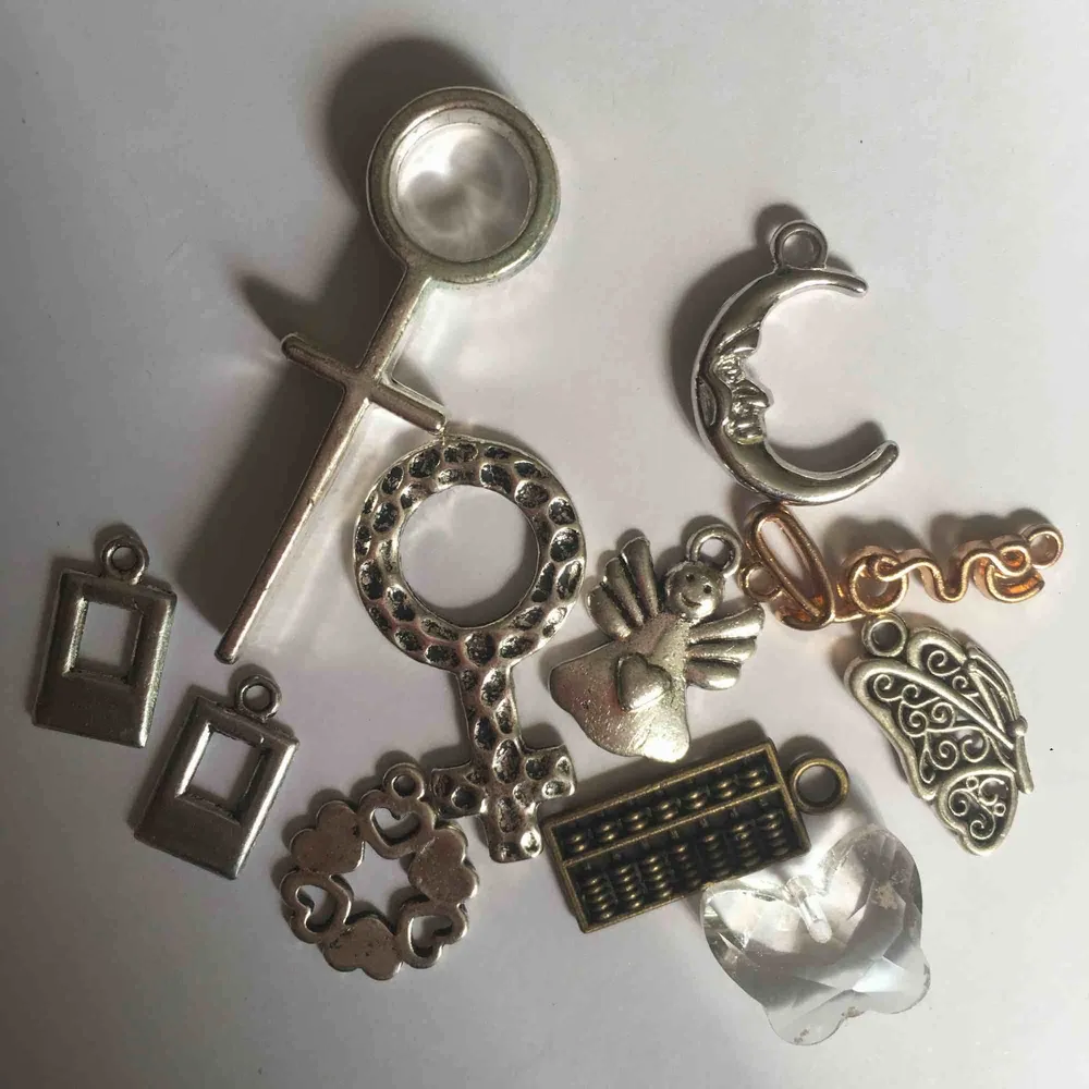 Berlocker som kan användas för tillverkning av egna smycken. 2 kr st eller 20 kr för alla.. Accessoarer.
