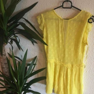  - Gul playsuit från Mango   Använda ett antal gånger men den är i väldigt bra skick!   Betalning sker via swish, köparen betalar för frakten ifall frakt tillkommer