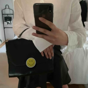  - svart top-handle väska i läderimitation köpt på zara förra sommaren för 600:-, endast använd 1 gång och säljs pågrund av att den inte kommer till användning. kan mötas upp i Göteborg, annars står köparen för frakten :)