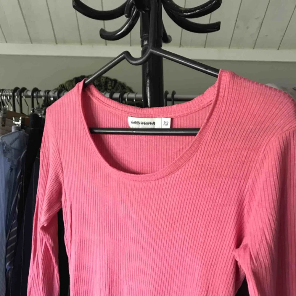 tight 3/4ärmad tröja från Carin Wester! Modellen heter ”Carina”, finns i butik men inte i den här färgen. Superskön! Använd kanske två gånger. . Toppar.