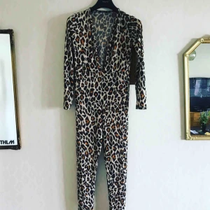  - Helt omvänd Leo body från boohoo. Jag är tyvärr för lång.. är en 42:a men snarare en 38/40 