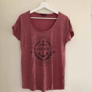  - T-shirt från Obey i mkt fint skick. Tyvärr för stor för mig så säljer den vidare.
