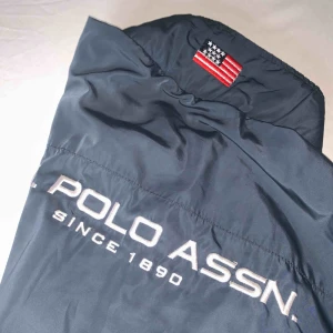  - •En marinblå vind/vårjacka från Ralph Lauren •Väl använd  •Dragkedjan fungerar tyvärr ej, där av det låga priset •Endel skråmor och märken  •Fler bilder kan skickas vid intresse 