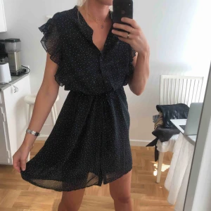  - Jättefin svartvit prickig klänning från mango, är storlek L men passar på mig som är storlek S eftersom man knyter ihop den i midjan. Aldrig använd.   Köparen står för frakt, alternativt mötas upp i Stockholm ☺️