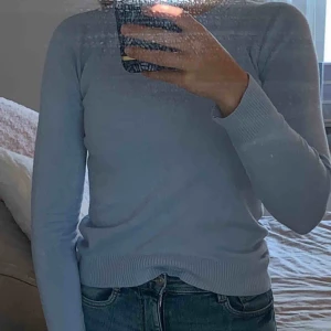  - Säljer en tröja i använt skick. Inköpt i London på barnavdelningen så i storlek 12-13 år men skulle säga att den passar en person med storlek 34