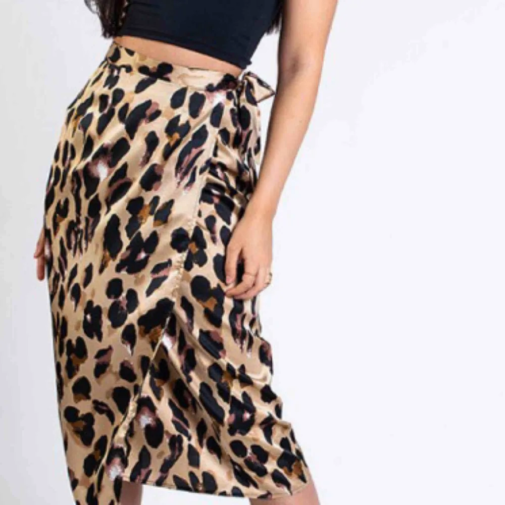 Ny leopard kjol som jag fått hem för ett tag sedan men han. Inte skicka tillbaka, så alla prislappar och allting är kvar. Säljer för 100kr + frakt. Ordn pris är 299kr. Kjolar.