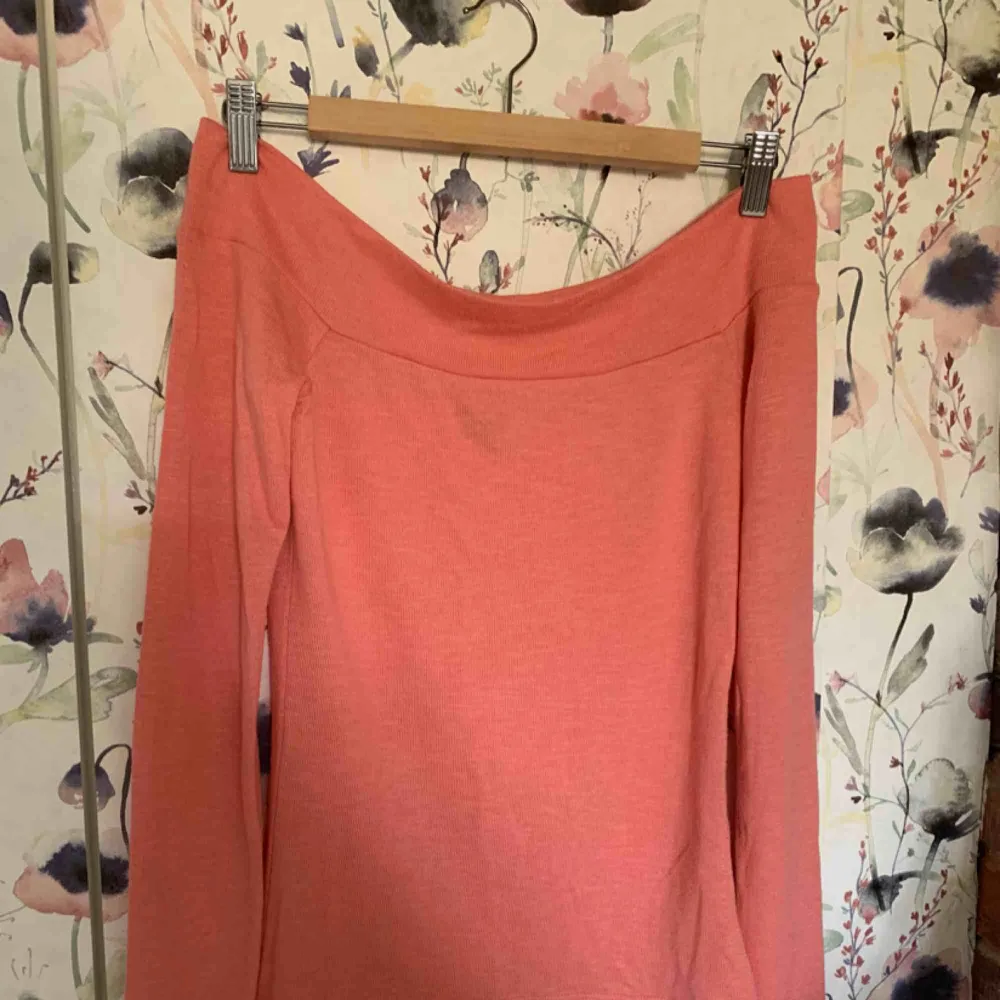 Jättefin rosa off-shoulder tröja från ginatricot. Märkt S, men passar XS också. Säljer för att den inte sitter bra på mig. . Toppar.
