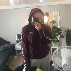 - Asfet vinröd hoodie rutigt revär på armarna. Använd max 2 gånger då den tyvärr inte faller mig i smaken 💕 köparen står för frakt :)